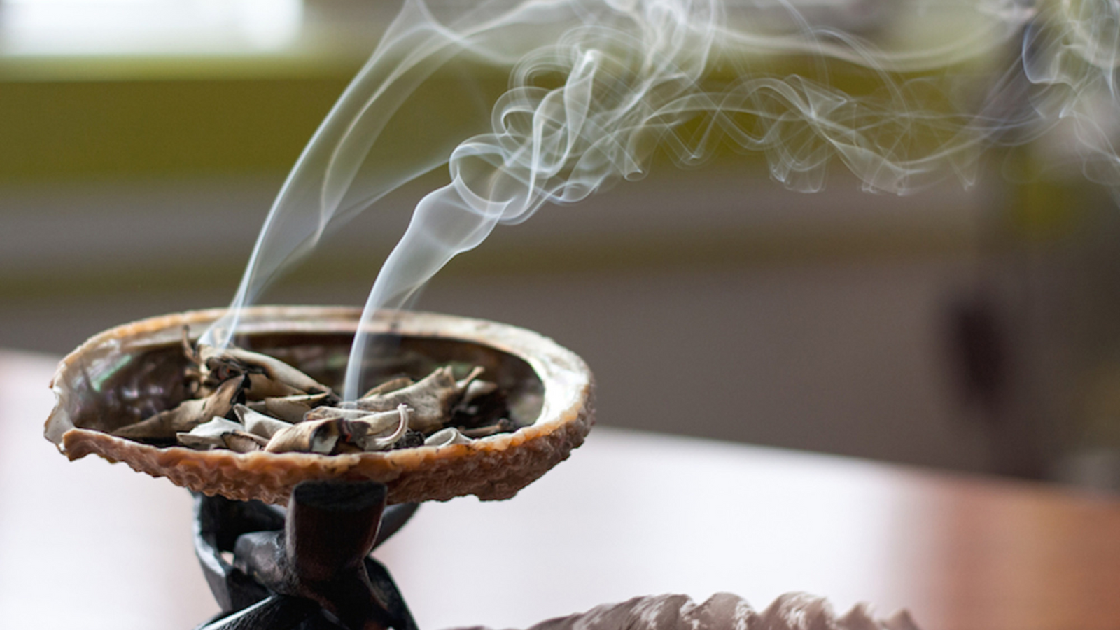 How to Smudge- An Informative Guide to the Art of Smudging